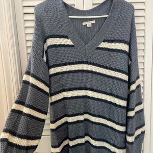 American Eagle Oversized V-neck Blue and White Striped Sweater - S